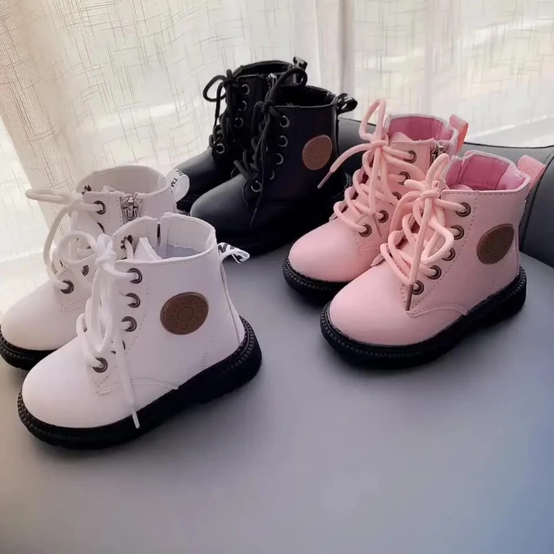 Осенне-зимние мягкие кожаные ботинки для детей, водонепроницаемые, нескользящие, теплые, в британском стиле, для мальчиков и девочек, универсальные детские ботинки
Осенне-зимние мягкие кожаные ботинки для детей, водонепроницаемые, нескользящие, теплые, в британском стиле, для мальчиков и девочек, универсальные детские ботинки