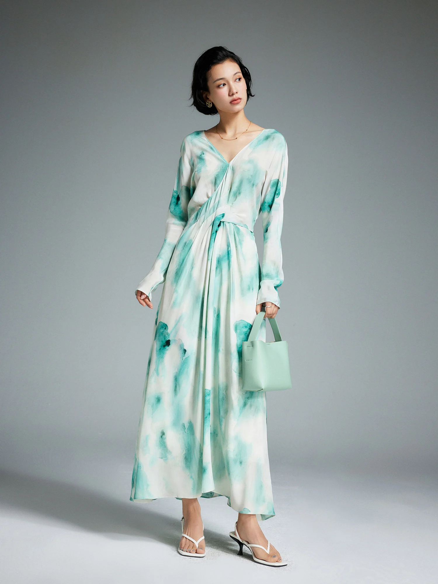 Elegant Silk Long Dress Women's Vacation Gown Classic V-neck Heavyweight Ink Washed Silk Fairy Tale Style Spring Summer
Elegant Silk Long Dress Women's Vacation Gown Classic V-neck Heavyweight Ink Washed Silk Fairy Tale Style Spring Summer