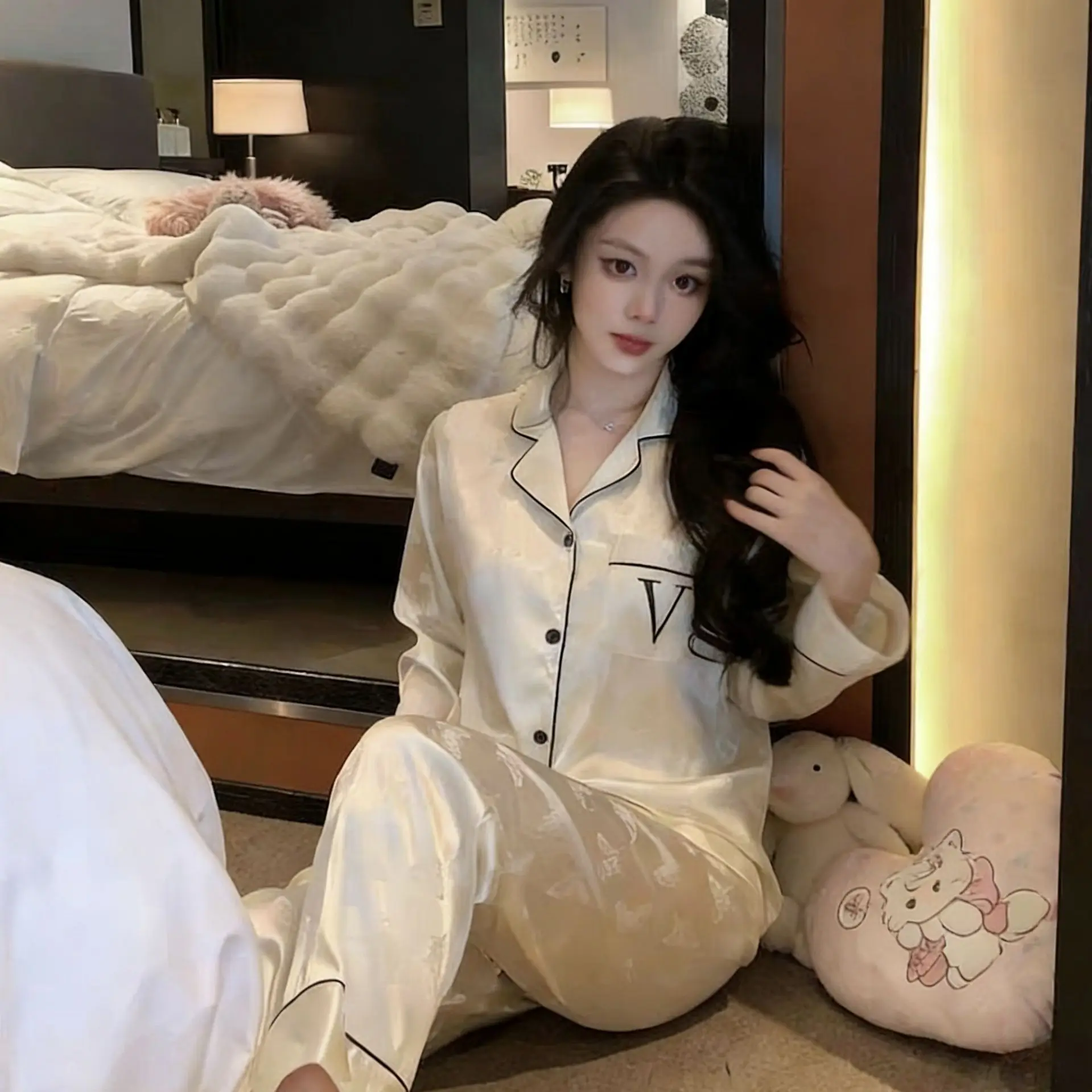 Women's 2PCS Pajamas Set Lounge Wear Spring Summer Silk Satin Sleepwear Trouser Suit Loose Stripe Embroidery Nightwear Homewear
Women's 2PCS Pajamas Set Lounge Wear Spring Summer Silk Satin Sleepwear Trouser Suit Loose Stripe Embroidery Nightwear Homewear