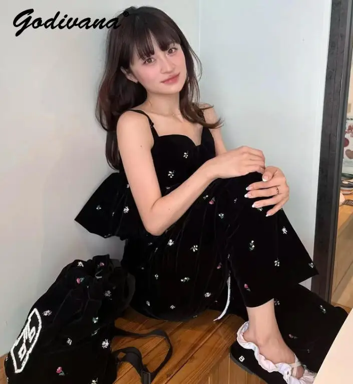 Новый осенний японский стиль, женский элегантный бархатный топ на бретельках с цветочной вышивкой, широкие брюки, модные наряды
Новый осенний японский стиль, женский элегантный бархатный топ на бретельках с цветочной вышивкой, широкие брюки, модные наряды