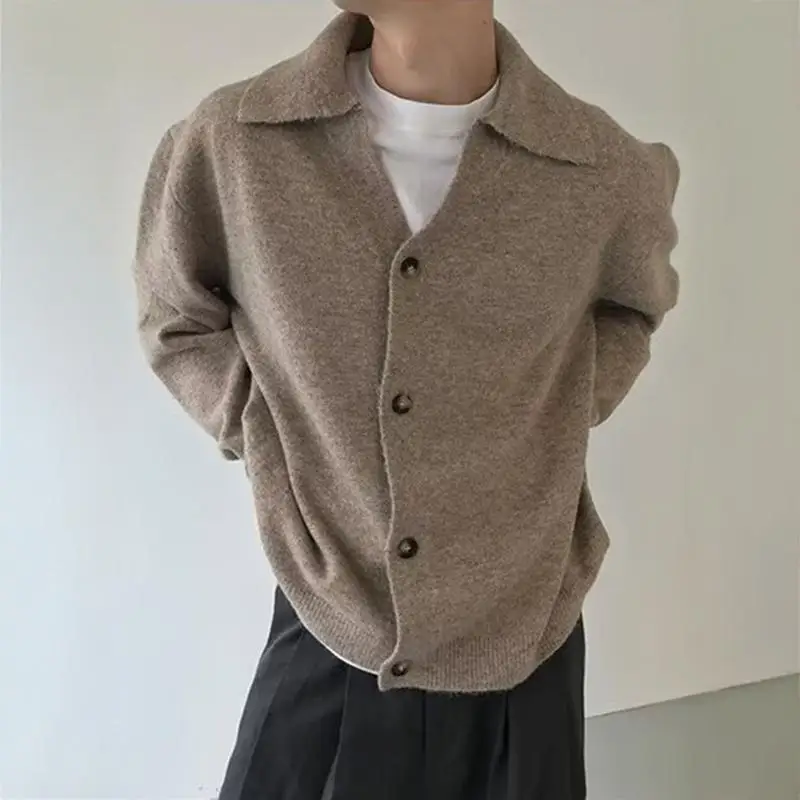 Мужской вязаный кардиган свободного кроя, осенне-зимний, в стиле ретро, с длинными рукавами, открытым передом и отложным воротником, легкая верхняя одежда для зрелых мужчин
Мужской вязаный кардиган свободного кроя, осенне-зимний, в стиле ретро, с длинными рукавами, открытым передом и отложным воротником, легкая верхняя одежда для зрелых мужчин