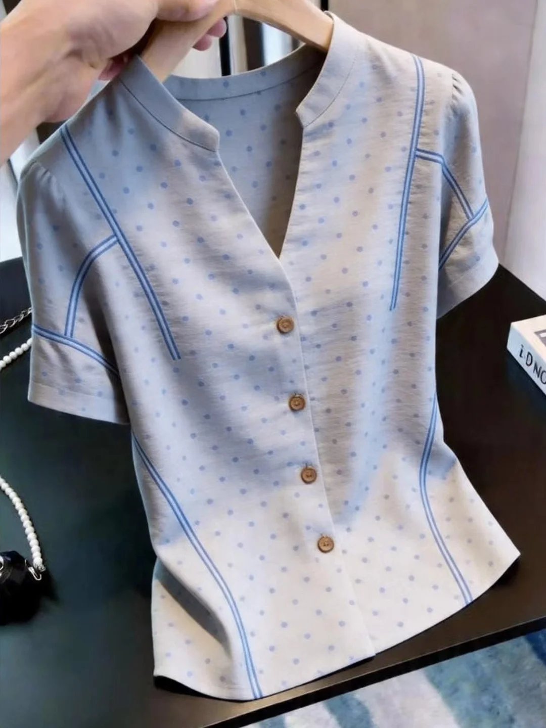 Fashionable Commuter Polka Dot Short Sleeve Single Button Shirt Korean Style Straight Cut Silk Top Trendy Design Summer 2026
Fashionable Commuter Polka Dot Short Sleeve Single Button Shirt Korean Style Straight Cut Silk Top Trendy Design Summer 2026