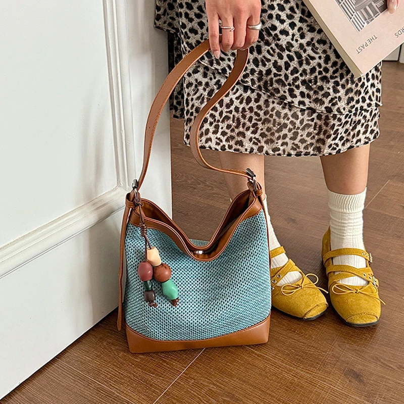 Splicing Large Capacity Bucket Bags for Women 2026 Autumn Magnetic Button One Shoulder Bag Weaving Commuter Crossbody Bag
Splicing Large Capacity Bucket Bags for Women 2026 Autumn Magnetic Button One Shoulder Bag Weaving Commuter Crossbody Bag