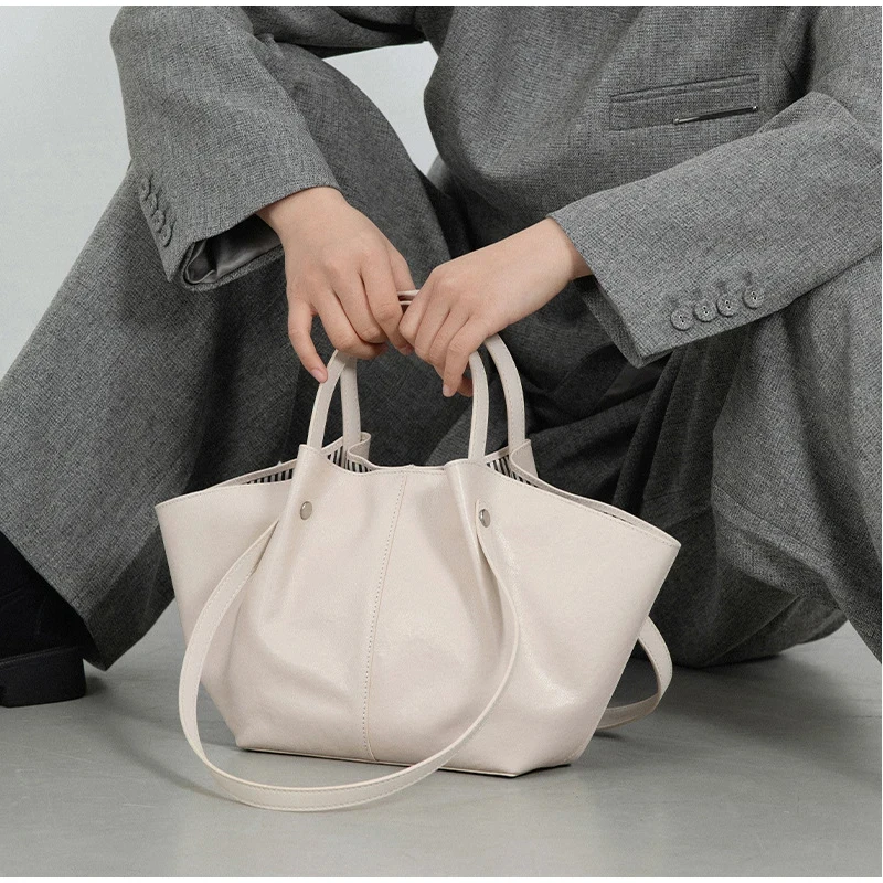 Highend Fashion Handbags Exquisite Underarm Tote Bags Large Capacity Shoulder Bag Casual Clutchcommuter Lightweight Commuter Bag
Highend Fashion Handbags Exquisite Underarm Tote Bags Large Capacity Shoulder Bag Casual Clutchcommuter Lightweight Commuter Bag