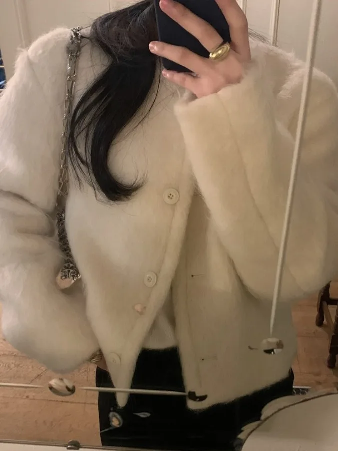 Winter Short Plush Jacket Women's Soft Milk Long Sleeve Button Design Open Cardigan French Style Loose Fit Ladies Coat
Winter Short Plush Jacket Women's Soft Milk Long Sleeve Button Design Open Cardigan French Style Loose Fit Ladies Coat