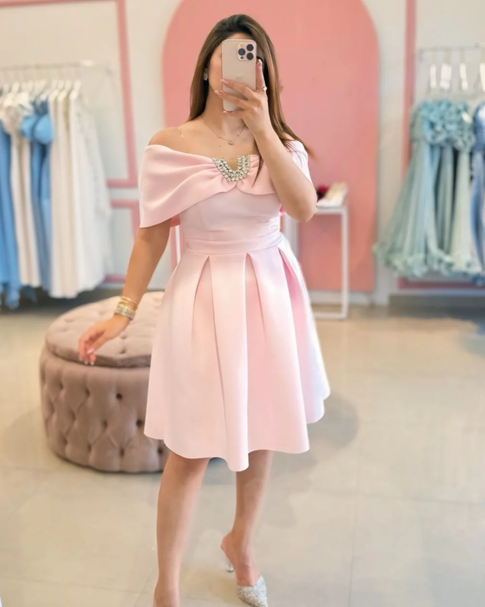 Customized Classic Fashion Rhinestone Pleat A-line Off-the-shoulder Knee Length Dresses Bespoke Occasion Dresses Modern Style
Customized Classic Fashion Rhinestone Pleat A-line Off-the-shoulder Knee Length Dresses Bespoke Occasion Dresses Modern Style