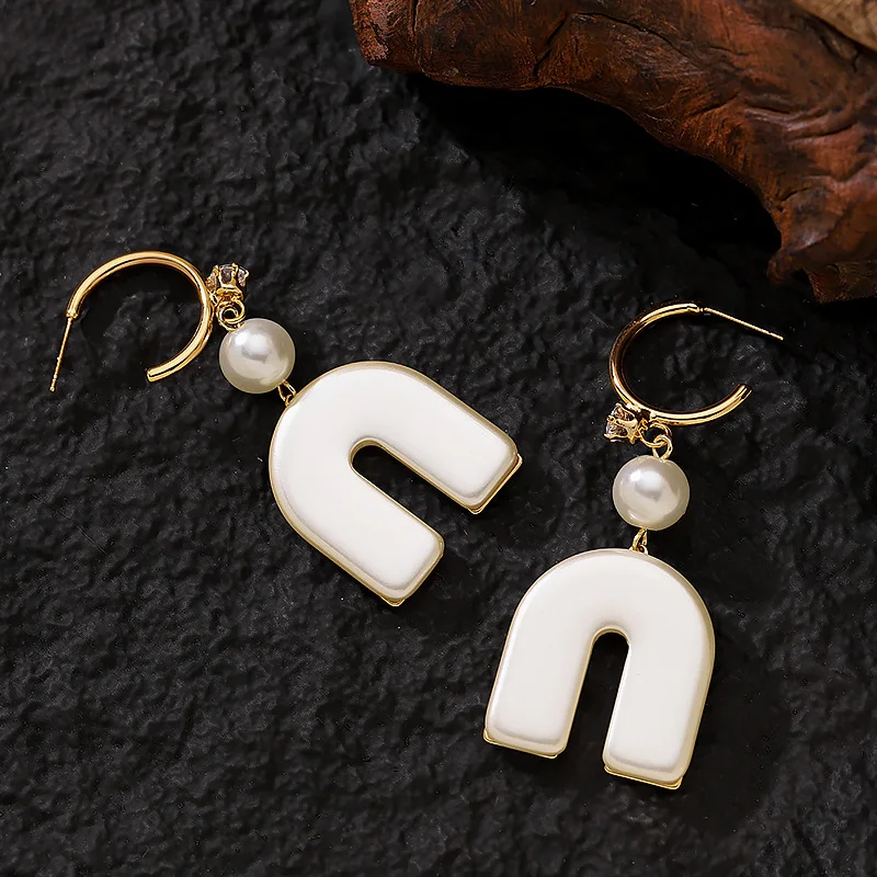 Fashionable, exquisite and exaggerated personality, bohemian style, diamond-encrusted pearl earrings, elegant and simple earring
Fashionable, exquisite and exaggerated personality, bohemian style, diamond-encrusted pearl earrings, elegant and simple earring
