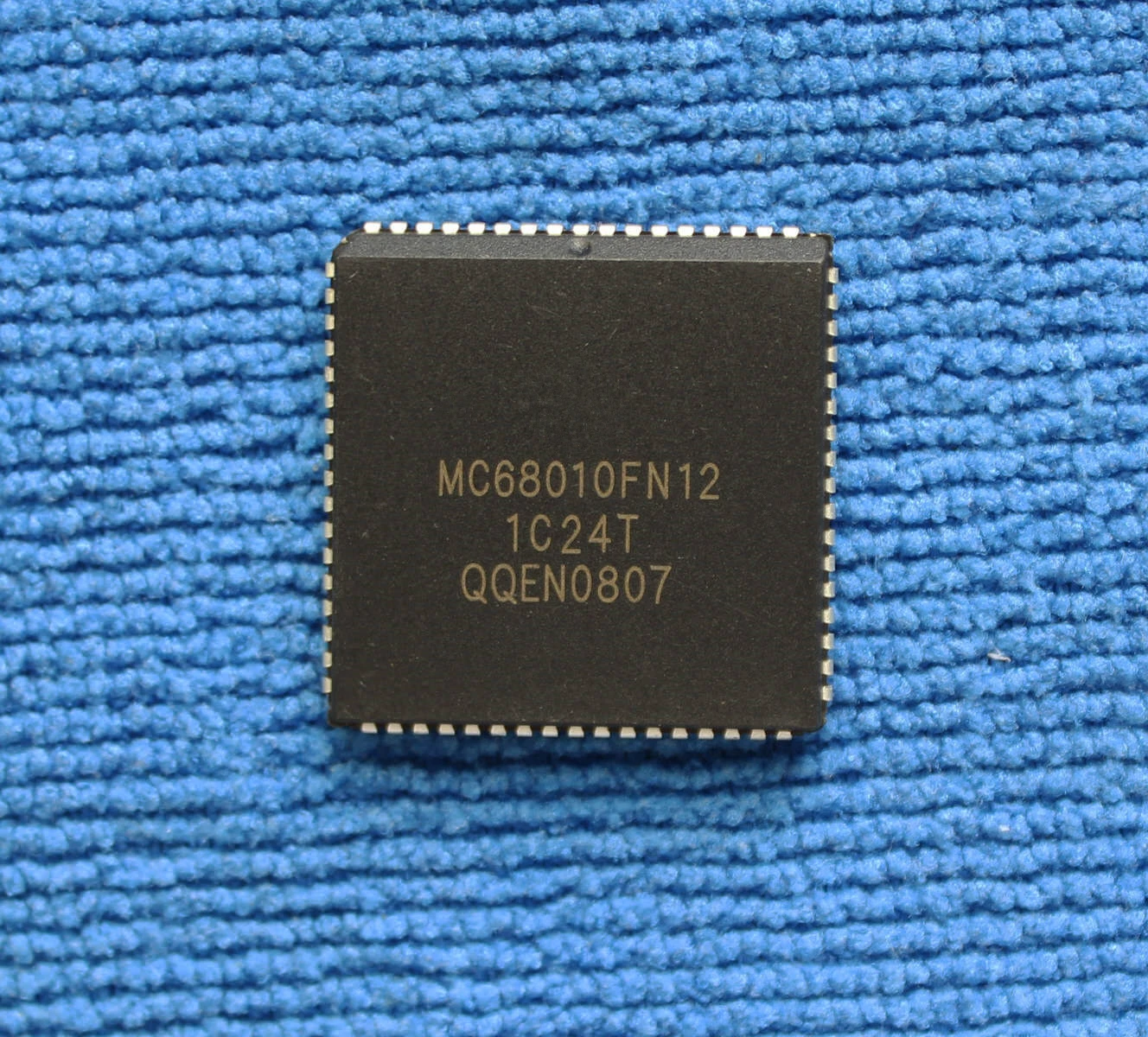 1 шт. MC68010FN12 MC68010FN MC68O1OFN12 PLCC68 
1 шт. MC68010FN12 MC68010FN MC68O1OFN12 PLCC68