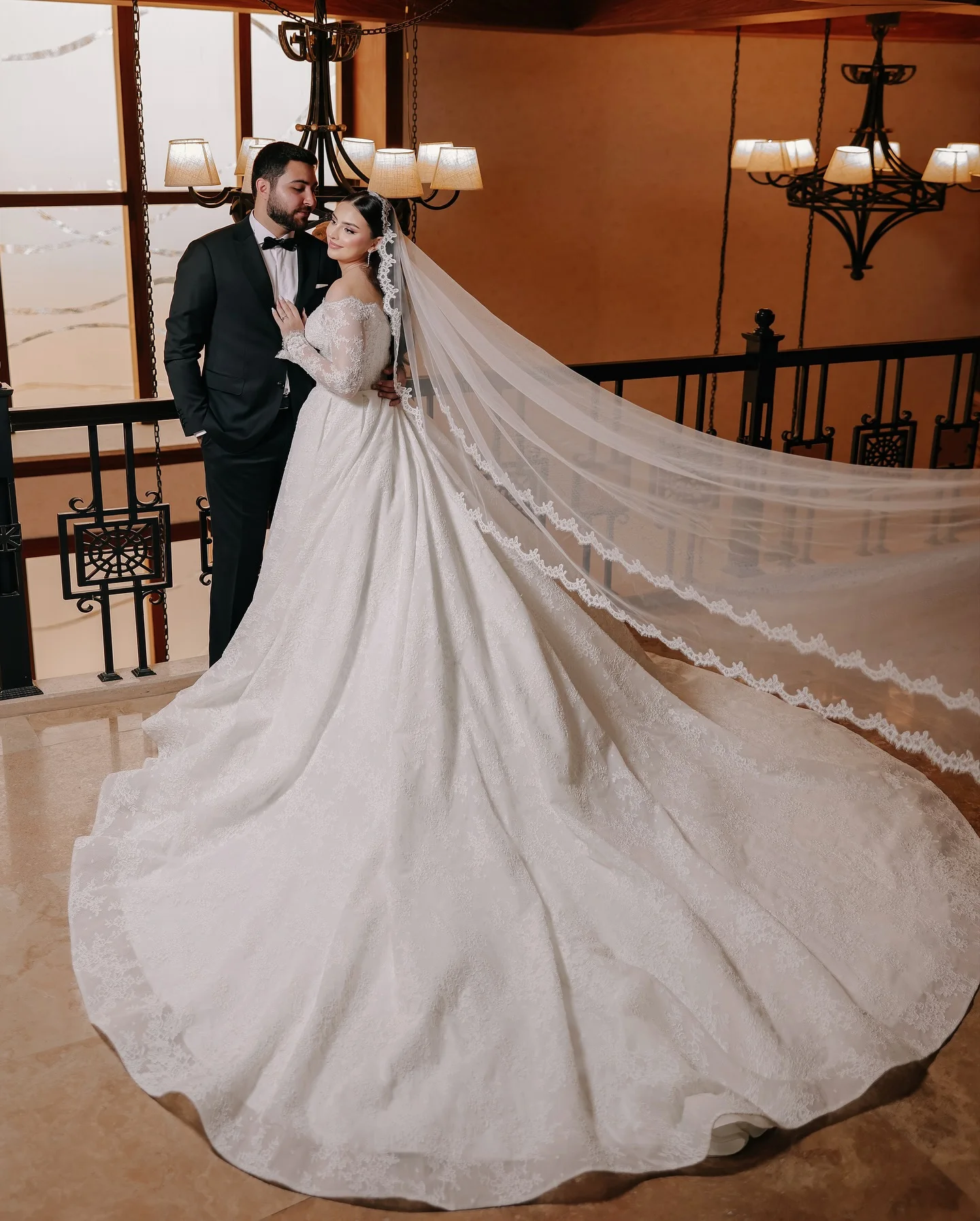Customized Luxurious Ball Gown Wedding Dress Lace Long Sleeve Off Shoulder Beaded Cathedral Train Bridal Gown Vestidos De Novia
Customized Luxurious Ball Gown Wedding Dress Lace Long Sleeve Off Shoulder Beaded Cathedral Train Bridal Gown Vestidos De Novia