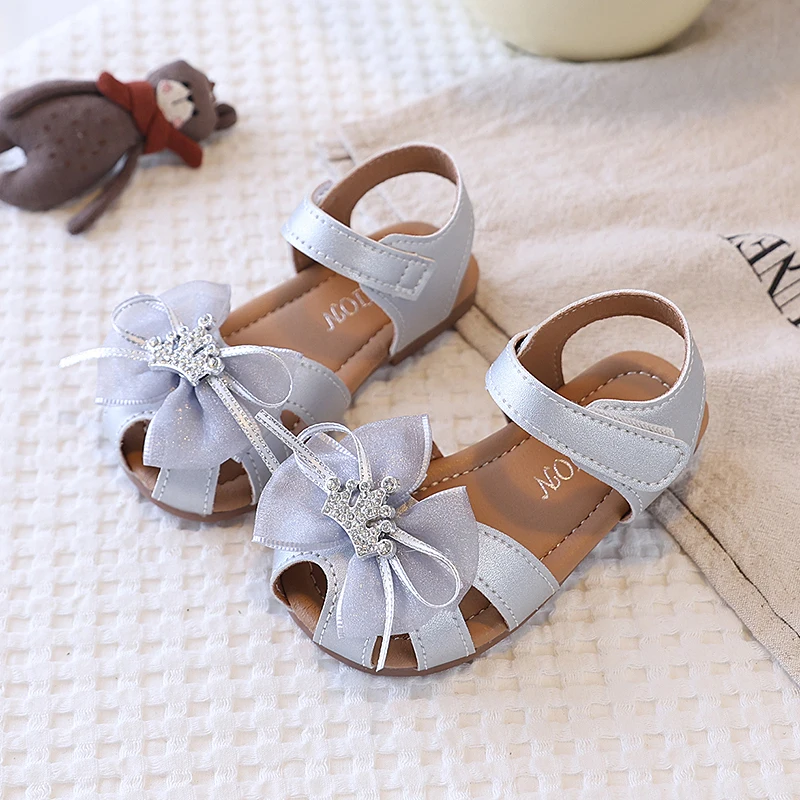 Girls' Summer Sandals with Crystal Crown and Bow Princess Children's Sandals Hollow-out Toe Sweet Cute Fashionable and Soft
Girls' Summer Sandals with Crystal Crown and Bow Princess Children's Sandals Hollow-out Toe Sweet Cute Fashionable and Soft