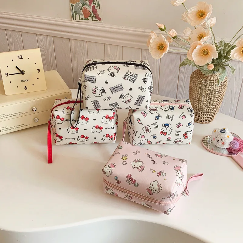 Оригинальная косметичка HelloKitty с большим объемом, милая сумка для хранения, новая сумочка, несессер для макияжа
Оригинальная косметичка HelloKitty с большим объемом, милая сумка для хранения, новая сумочка, несессер для макияжа