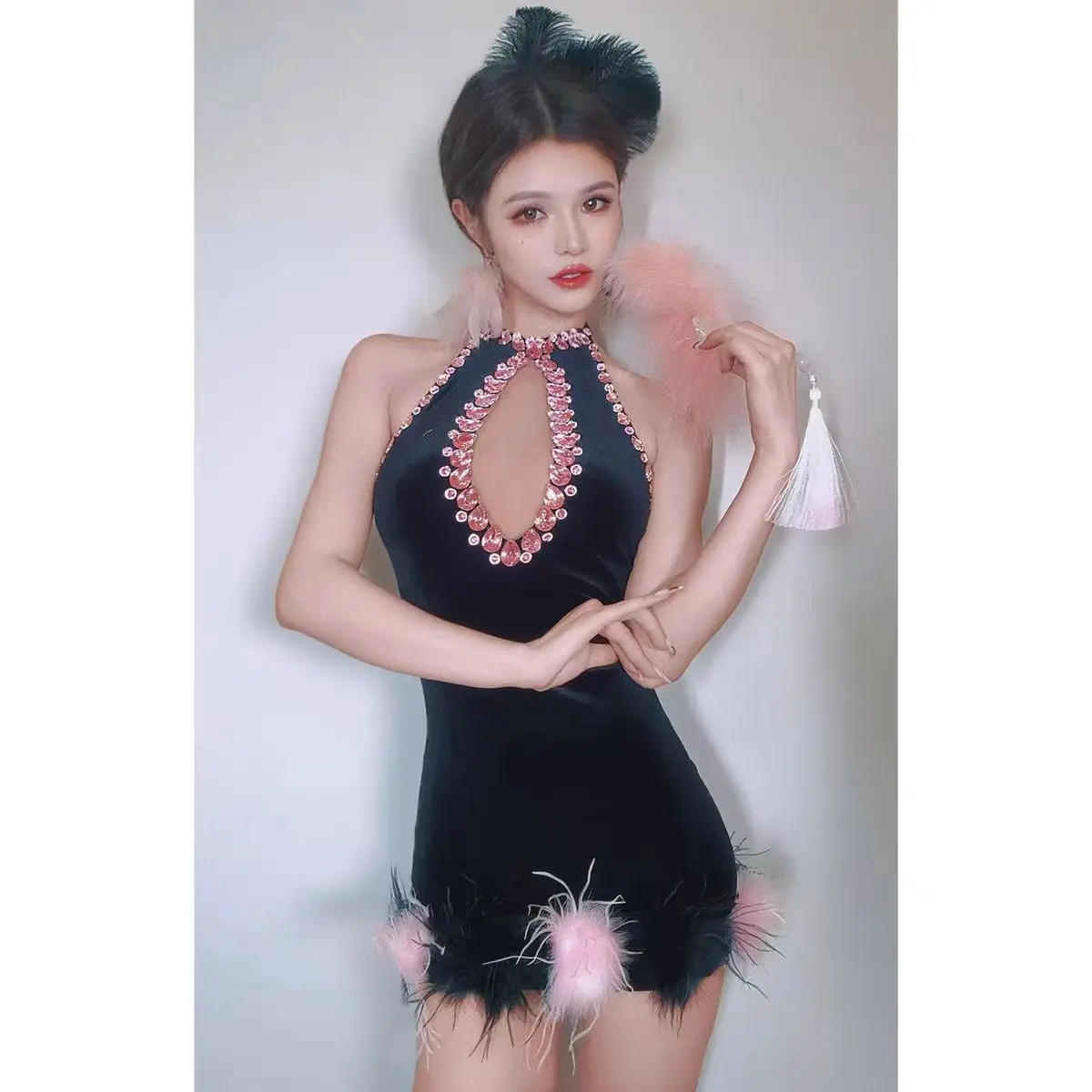 Bar DJ Nightclub Female Singer Stage Costume Sexy Fluffy Back Hanging Neck Short Skirt Dance Team Party Theme Show Clothing
Bar DJ Nightclub Female Singer Stage Costume Sexy Fluffy Back Hanging Neck Short Skirt Dance Team Party Theme Show Clothing