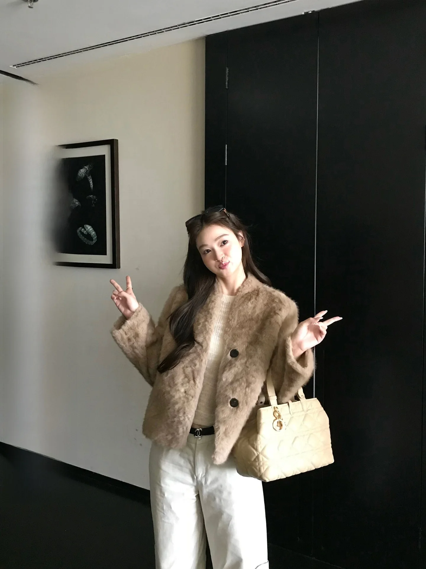 ZM Zhou Mi Faionable Smooth ort V-Ne Шуба из ягненка Легкое осенне-зимнее пальто Женская теплая повседневная одежда в Корейском стиле
ZM Zhou Mi Faionable Smooth ort V-Ne Шуба из ягненка Легкое осенне-зимнее пальто Женская теплая повседневная одежда в Корейском стиле