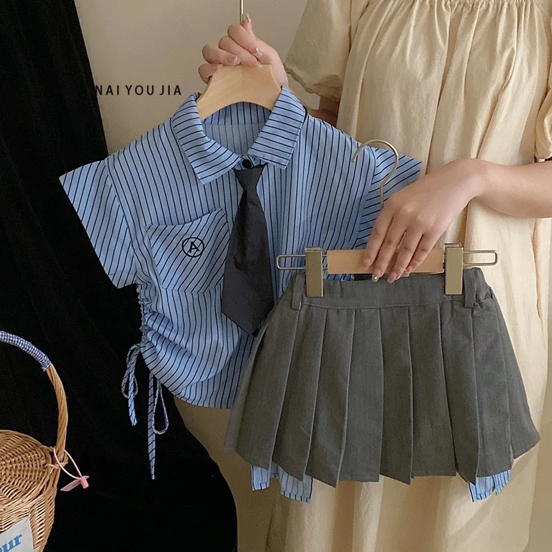 2024 Summer Baby Children Girls 2PCS Clothes Set Cotton Striped Pocket Sleeveless Shirt Irregular Pleated Short Skirt Suit
2024 Summer Baby Children Girls 2PCS Clothes Set Cotton Striped Pocket Sleeveless Shirt Irregular Pleated Short Skirt Suit