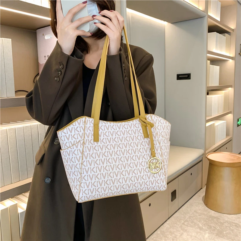Casual Exquisite Crossbody Bag - Chic Niche Trendy High-End Versatile Design Suits Women's Sweet Retro Fashionable Looks
Casual Exquisite Crossbody Bag - Chic Niche Trendy High-End Versatile Design Suits Women's Sweet Retro Fashionable Looks