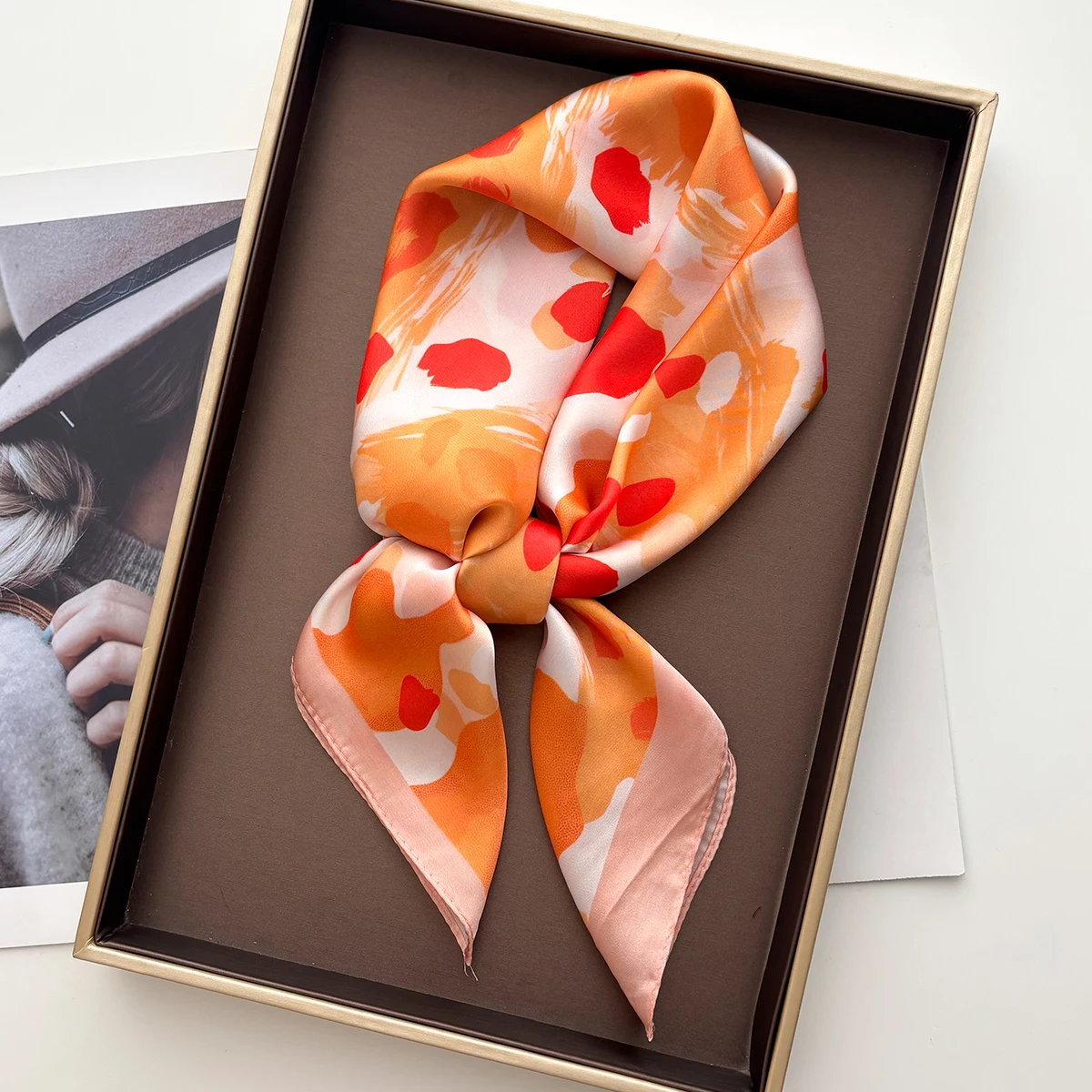 Роскошный милый квадратный шарф для женщин, мягкая шелковая бандана с имитацией пятен для путешествий, элегантный хиджаб, шейный платок, модная шаль, накидки
Роскошный милый квадратный шарф для женщин, мягкая шелковая бандана с имитацией пятен для путешествий, элегантный хиджаб, шейный платок, модная шаль, накидки