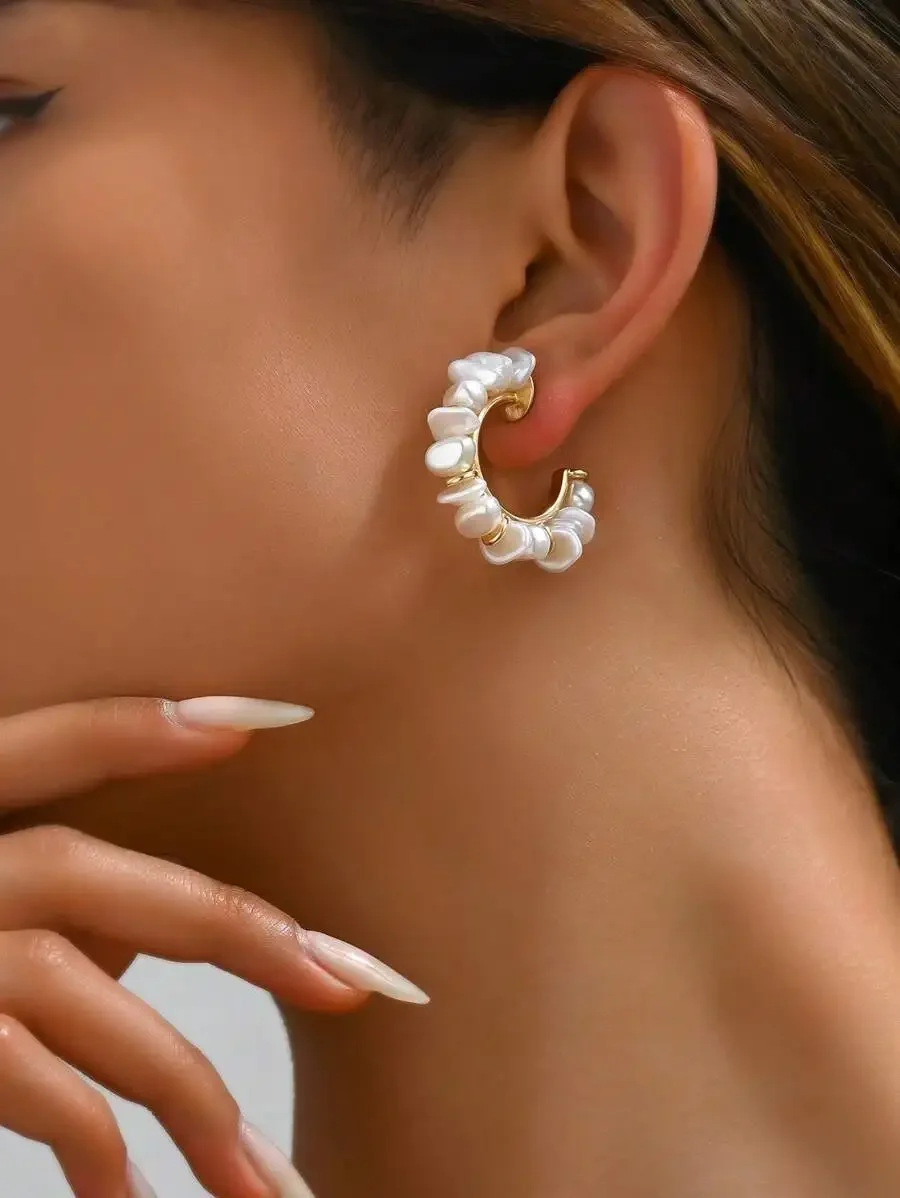 1Pair D-Shaped Clip-On Earrings with Layered Faux Pearl Accents, Boho Chic Gold Tone Hoop Earrings, No Piercing Pearl Cluster Huggie Earrings, Ideal for Casual, Party & Wedding Outfits
1Pair D-Shaped Clip-On Earrings with Layered Faux Pearl Accents, Boho Chic Gold Tone Hoop Earrings, No Piercing Pearl Cluster Huggie Earrings, Ideal for Casual, Party & Wedding Outfits