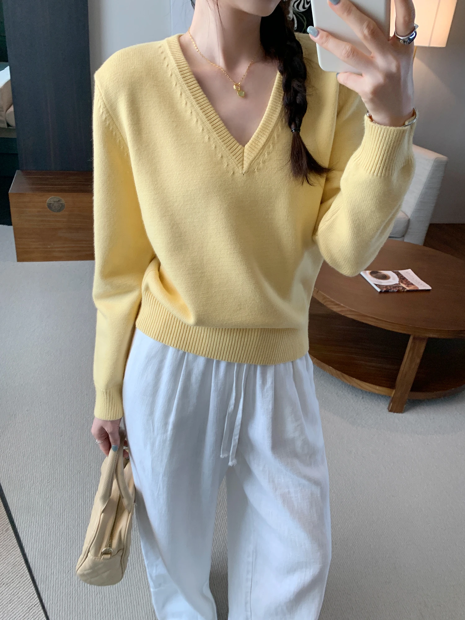 Korean Style High Intelligence Sensation Yellow V-Neck Knitwear Women's New Arrival Early Autumn Essential Top Casual Loose Fit
Korean Style High Intelligence Sensation Yellow V-Neck Knitwear Women's New Arrival Early Autumn Essential Top Casual Loose Fit