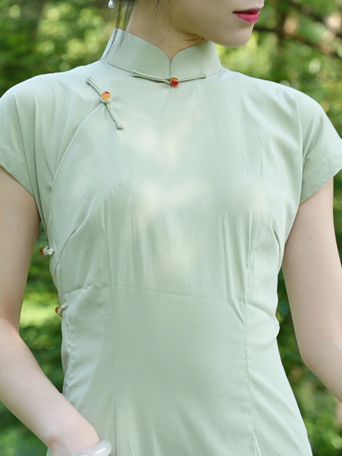 Retro Long Short Sleeve Pure Color Side Button Simple Elegant Green Bean Silk Original Design for Young Women
Retro Long Short Sleeve Pure Color Side Button Simple Elegant Green Bean Silk Original Design for Young Women