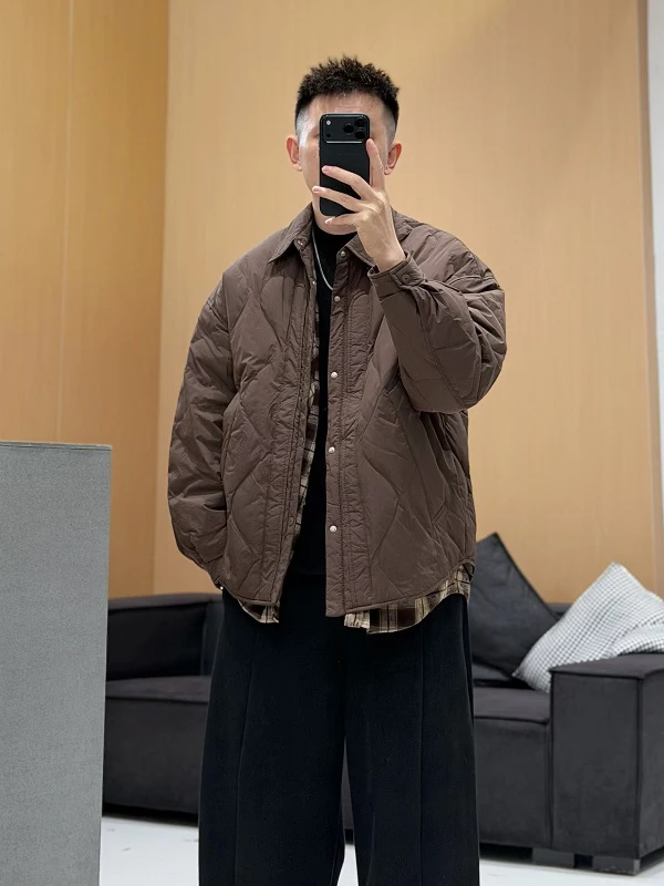 Мужская стеганая пуховая куртка свободного кроя, теплая верхняя одежда, повседневный стиль, новая коллекция 2025 года, модное зимнее пальто
Мужская стеганая пуховая куртка свободного кроя, теплая верхняя одежда, повседневный стиль, новая коллекция 2025 года, модное зимнее пальто