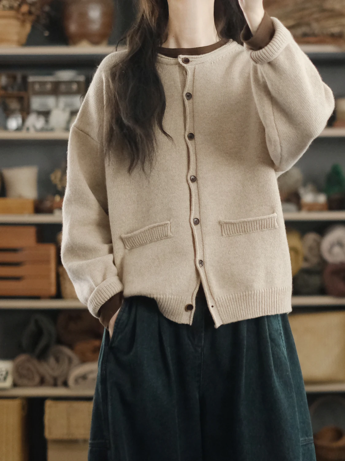 Кардиган из чистой шерсти с круглым вырезом и пуговицами, женский, свободного кроя, с длинными рукавами, осенне-зимний, модный, для повседневной носки, бренд LRCP
Кардиган из чистой шерсти с круглым вырезом и пуговицами, женский, свободного кроя, с длинными рукавами, осенне-зимний, модный, для повседневной носки, бренд LRCP