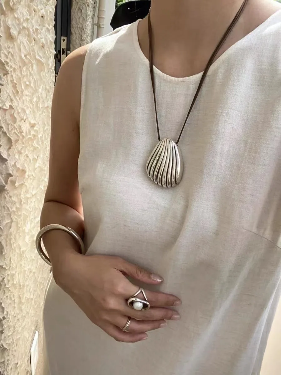 Silver Metal Conch Pendant Necklace Minimalist Chic Shell Collar Chain Long Brown Cord Adjustable Drawstring Sweater Chain
Silver Metal Conch Pendant Necklace Minimalist Chic Shell Collar Chain Long Brown Cord Adjustable Drawstring Sweater Chain