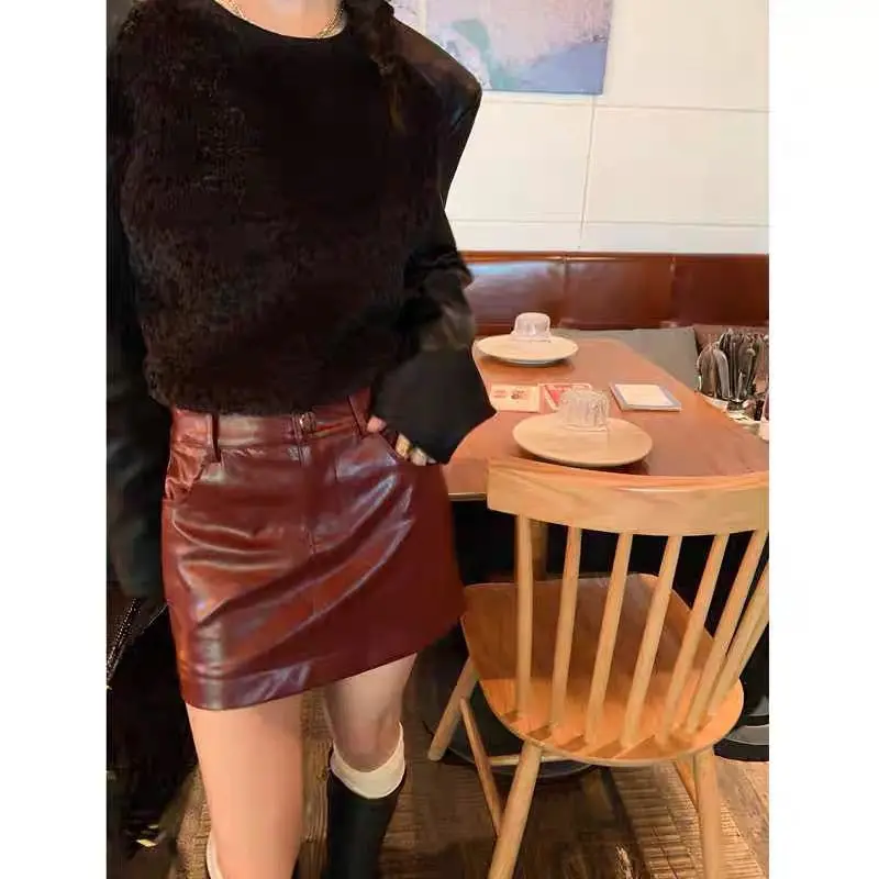 Бордовая юбка из искусственной кожи Spice Girl, новинка 2025, осень и зима, короткая юбка с высокой талией и запахом на бедрах, A-word
Бордовая юбка из искусственной кожи Spice Girl, новинка 2025, осень и зима, короткая юбка с высокой талией и запахом на бедрах, A-word