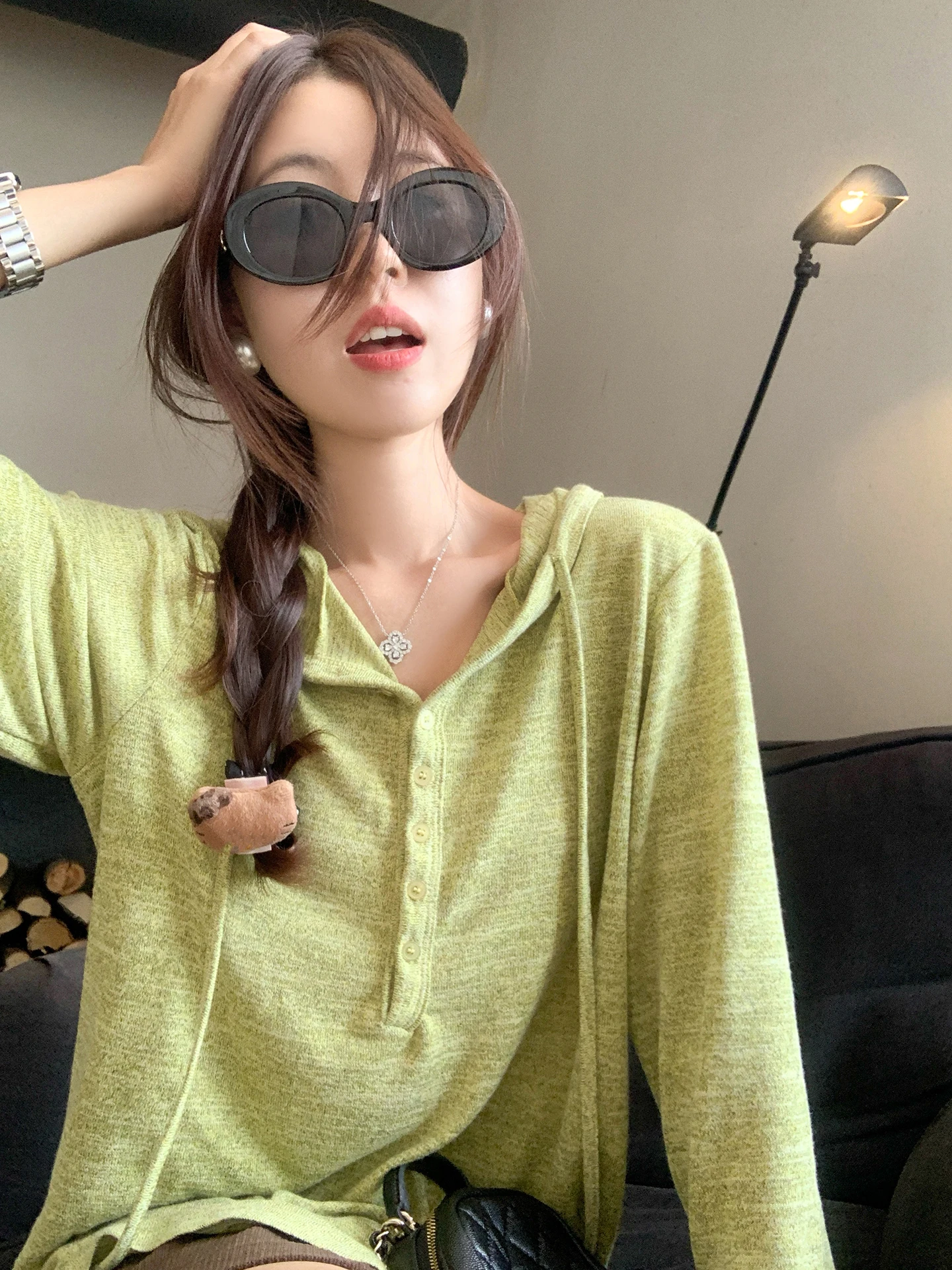 Корейская женская толстовка с длинными рукавами, тонкая, с защитой от солнца, свободный крой, дышащая, мягкая, вязаная, весенняя, модная, повседневная одежда
Корейская женская толстовка с длинными рукавами, тонкая, с защитой от солнца, свободный крой, дышащая, мягкая, вязаная, весенняя, модная, повседневная одежда