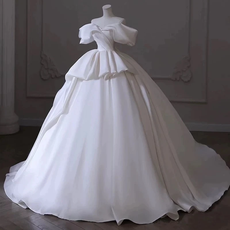 Customized white satin Ball Gown Royal Wedding Dresses applique Long tail Made Robe De
Customized white satin Ball Gown Royal Wedding Dresses applique Long tail Made Robe De