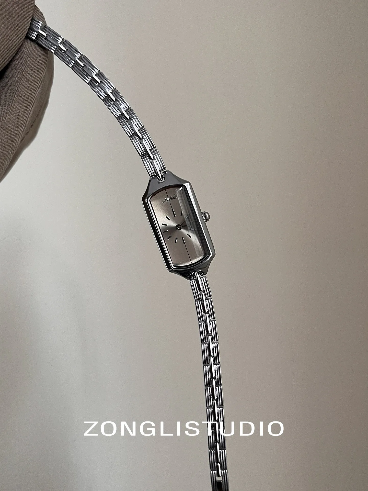 The New Women'S Watch Features A Sophisticated And High-Quality DesignCombining Luxury Fashion, SimplicityAnd Exquisite Details.
The New Women'S Watch Features A Sophisticated And High-Quality DesignCombining Luxury Fashion, SimplicityAnd Exquisite Details.