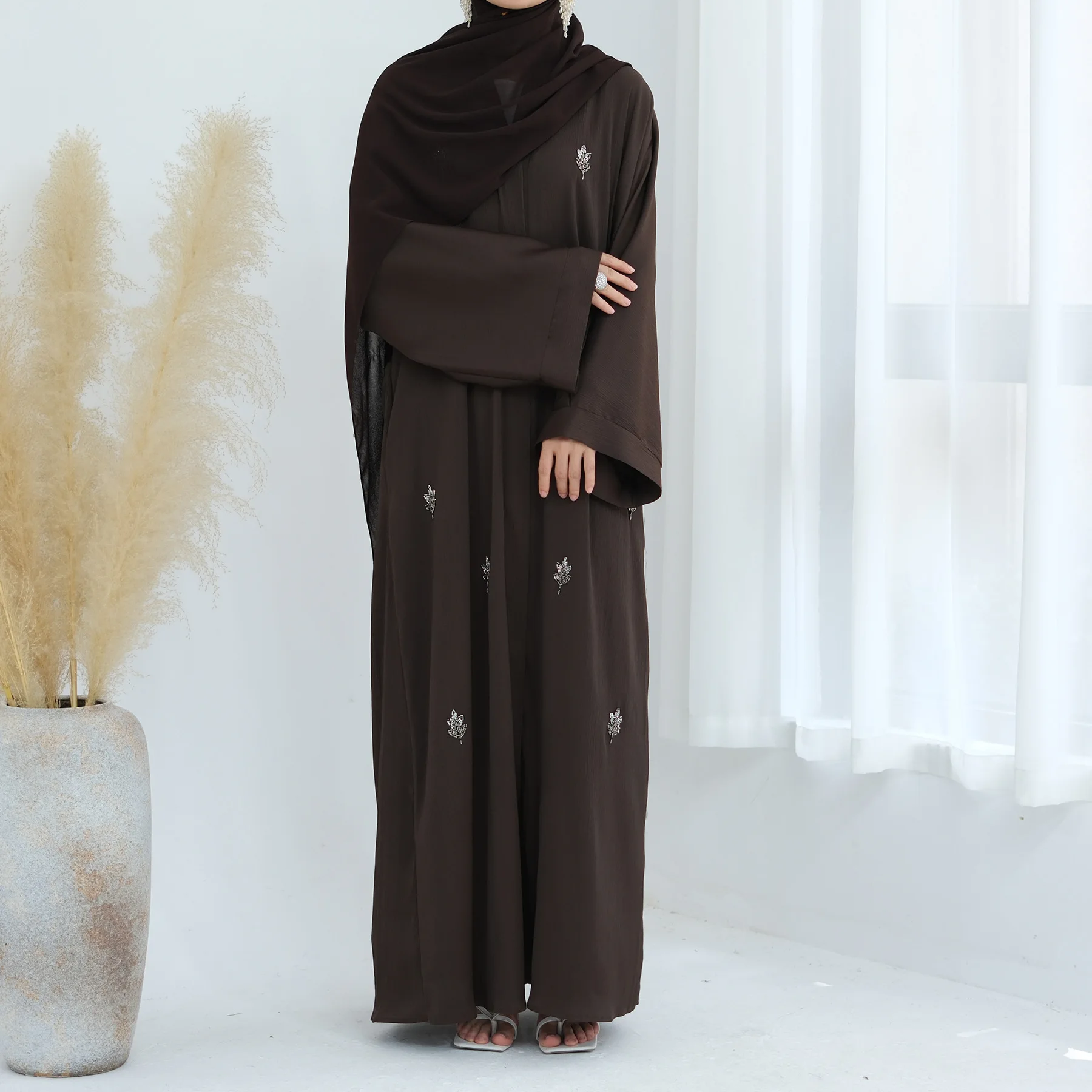 Middle East Muslim Dubai Beaded Cardigan Robe Fashion Simple Temperament Elegant Holiday Style High-end Banquet Party Dress
Middle East Muslim Dubai Beaded Cardigan Robe Fashion Simple Temperament Elegant Holiday Style High-end Banquet Party Dress