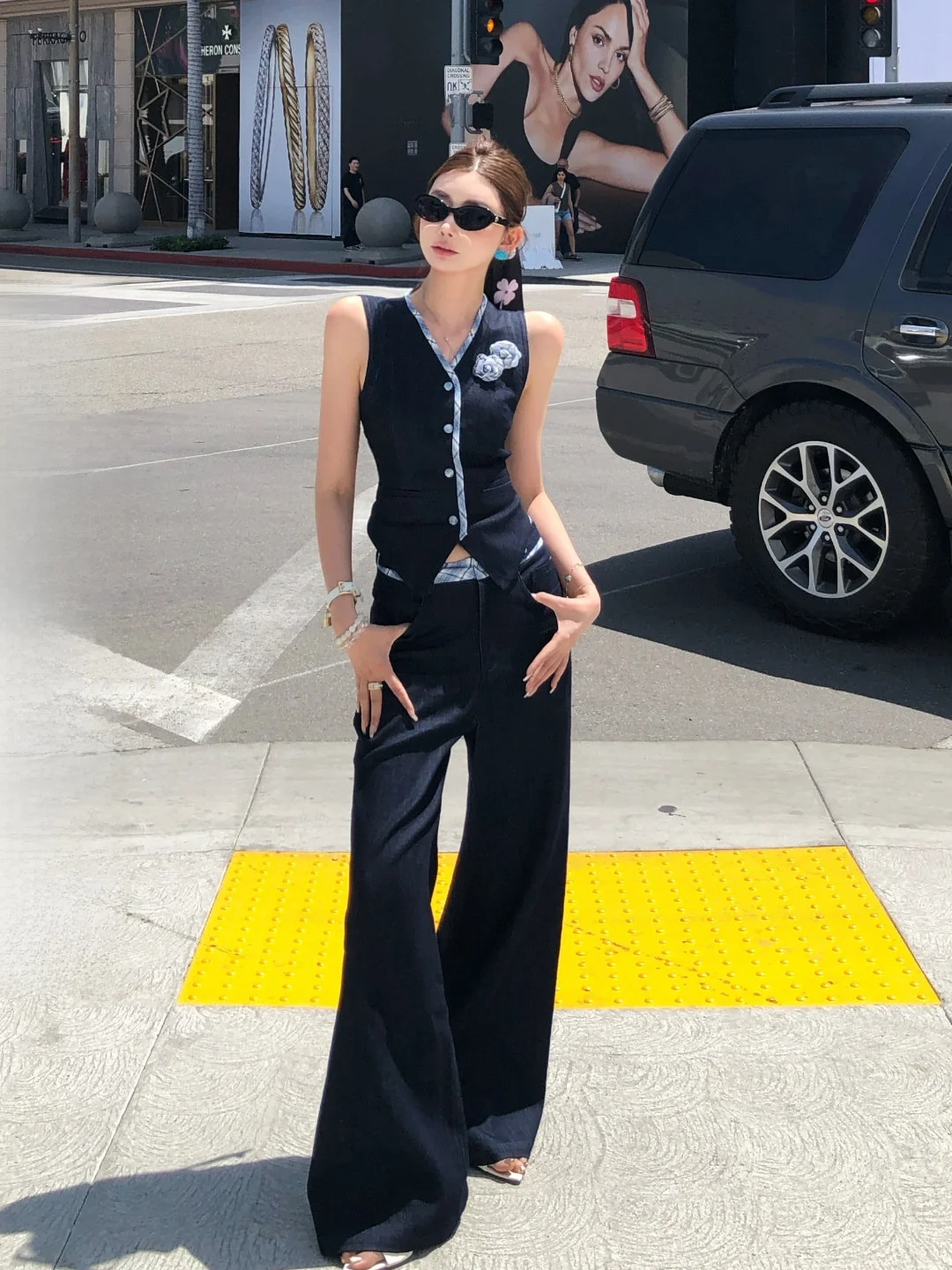 Джинсы Lililiwj с высокой талией, прямые, широкие штанины, повседневные, летние, джинсовые, на пуговицах, свободного кроя, темные цвета, для женщин
Джинсы Lililiwj с высокой талией, прямые, широкие штанины, повседневные, летние, джинсовые, на пуговицах, свободного кроя, темные цвета, для женщин