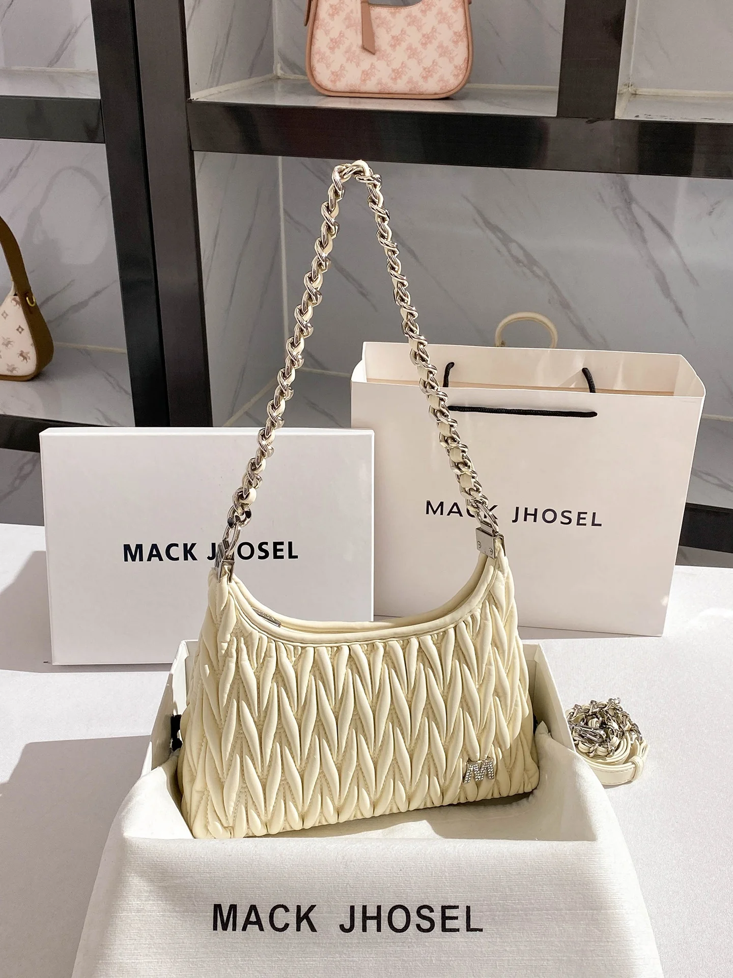 MaJhosel Women's Tote Bag 2025 New Faion Chain Underarm Bag Pleated Design Soft Leather Casual Sle Pure Color
MaJhosel Women's Tote Bag 2025 New Faion Chain Underarm Bag Pleated Design Soft Leather Casual Sle Pure Color