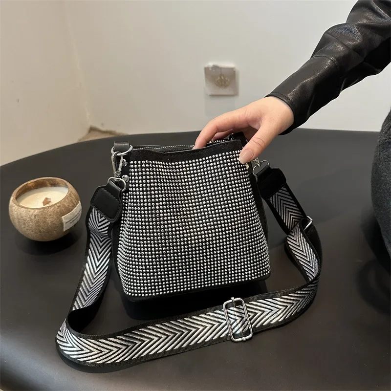 Delicate diamond-encrusted bucket bag, wide shoulder strap, single shoulder messenger bag.
Delicate diamond-encrusted bucket bag, wide shoulder strap, single shoulder messenger bag.