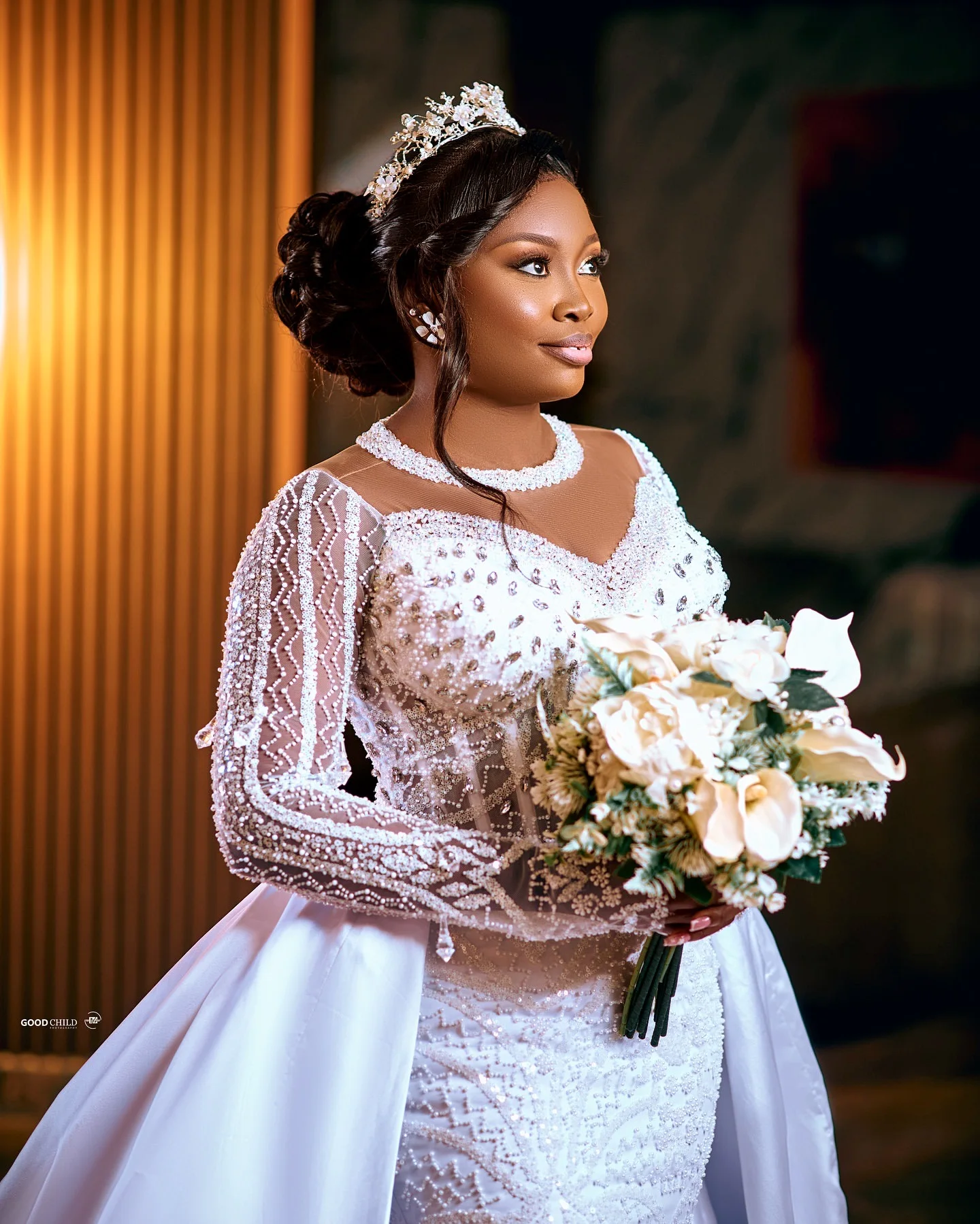 Customized Illusion O-Neck Sparkly Beads Crystals Wedding Dress for Bride Full Sleeves Bridal Gown with Detachable Train
Customized Illusion O-Neck Sparkly Beads Crystals Wedding Dress for Bride Full Sleeves Bridal Gown with Detachable Train