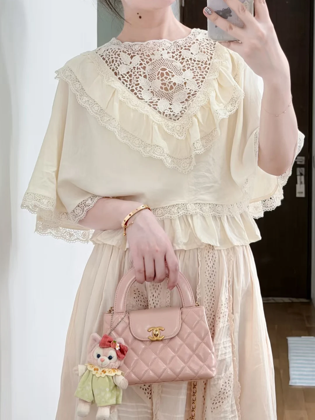 Весенне-летняя женская блузка-рубашка из тюля с кружевной цветочной вышивкой, коротким рукавом и приталенным силуэтом
Весенне-летняя женская блузка-рубашка из тюля с кружевной цветочной вышивкой, коротким рукавом и приталенным силуэтом