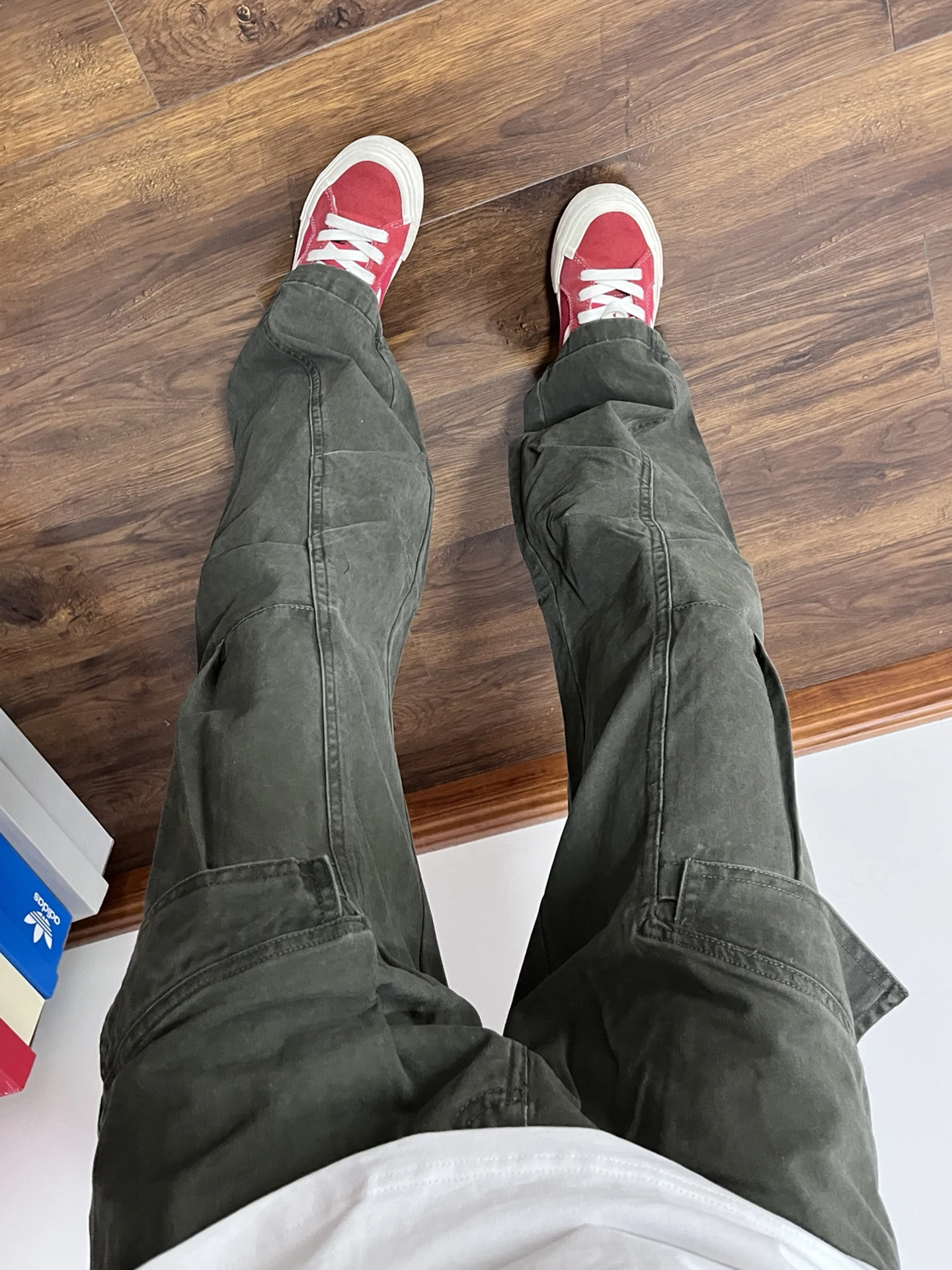 Мужские осенние рабочие брюки в стиле милитари с множеством карманов, плиссированные, парашютные, с высокой талией, с эффектом подтяжки ягодиц, слегка расклешенные, прямого кроя
Мужские осенние рабочие брюки в стиле милитари с множеством карманов, плиссированные, парашютные, с высокой талией, с эффектом подтяжки ягодиц, слегка расклешенные, прямого кроя