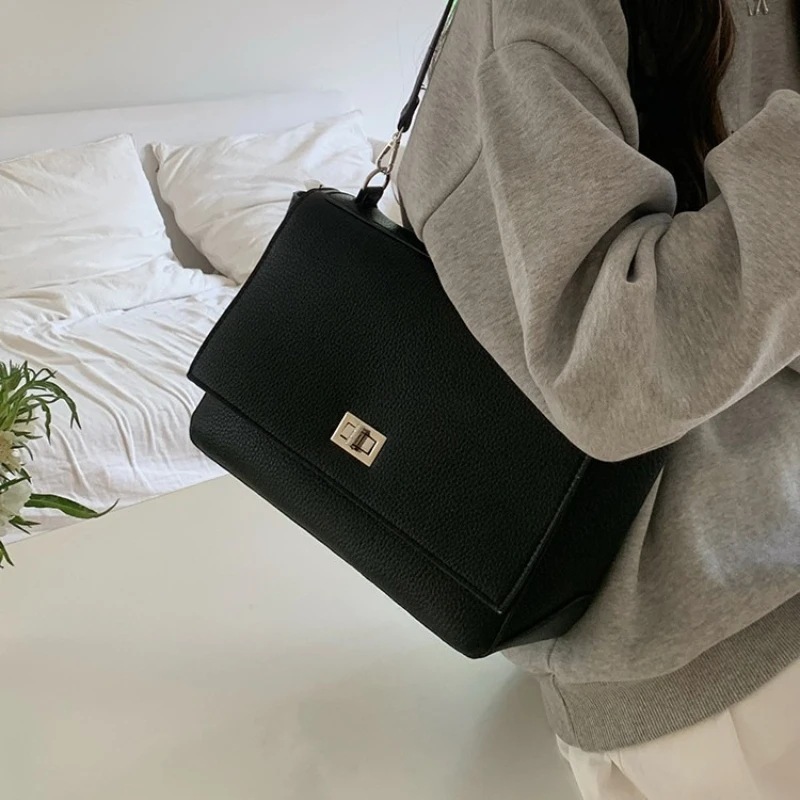 Сумка подмышки в корейском стиле, большая вместительная сумка на плечо, модный минималистичный дизайн, роскошный кошелек для повседневного использования с одним ремешком 
Сумка подмышки в корейском стиле, большая вместительная сумка на плечо, модный минималистичный дизайн, роскошный кошелек для повседневного использования с одним ремешком