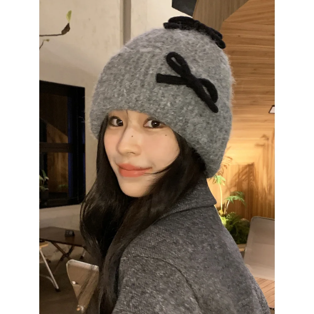 New Sweet and Cute Bow Decorative Knitted Pullover Hat Women's Winter Warm Ear Protection Big Head Skull Beanie Cap Gorras
New Sweet and Cute Bow Decorative Knitted Pullover Hat Women's Winter Warm Ear Protection Big Head Skull Beanie Cap Gorras