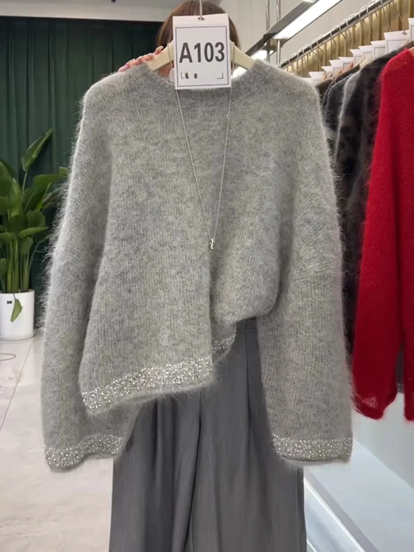 High-End Round-Neck Gray Beaded Pullover Sweater for Women, Loose and Lazy Style for Autumn and Winter, Soft and Cozy Knit Top for Outerwear
High-End Round-Neck Gray Beaded Pullover Sweater for Women, Loose and Lazy Style for Autumn and Winter, Soft and Cozy Knit Top for Outerwear