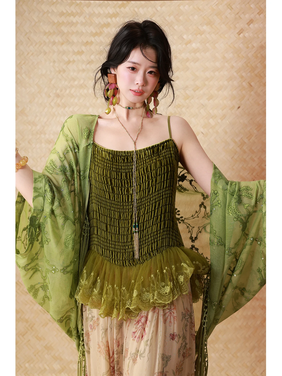 Silk Lace Sleeveless Vest Women's Fashion Spring 2026 Bubble Design True Silk Velvet Bubble Pleat Lace Strap Top Outerwear
Silk Lace Sleeveless Vest Women's Fashion Spring 2026 Bubble Design True Silk Velvet Bubble Pleat Lace Strap Top Outerwear