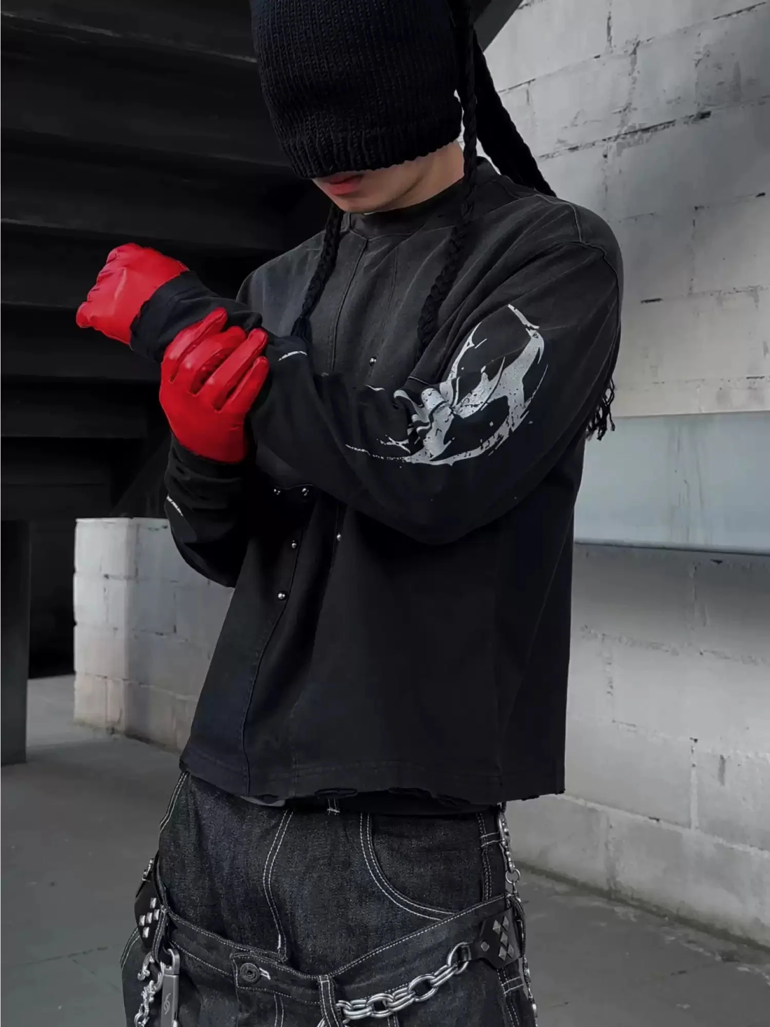 Футболка унисекс с круглым вырезом и длинными рукавами, с принтом и эффектом потертости, черная, в стиле High Street
Футболка унисекс с круглым вырезом и длинными рукавами, с принтом и эффектом потертости, черная, в стиле High Street