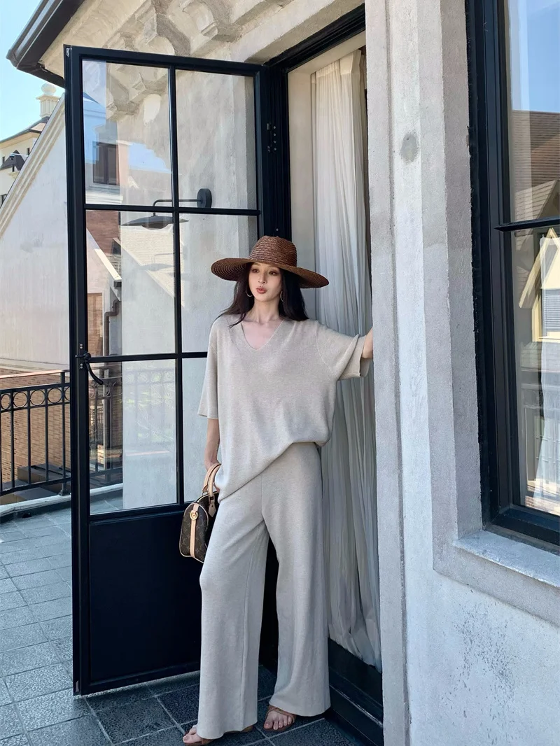 Elegant Loose V-Neck Short Sleeve T-Shirt And Casual Pants Two-Piece Set in Apricot for Women Summer Fashion Outfit
Elegant Loose V-Neck Short Sleeve T-Shirt And Casual Pants Two-Piece Set in Apricot for Women Summer Fashion Outfit