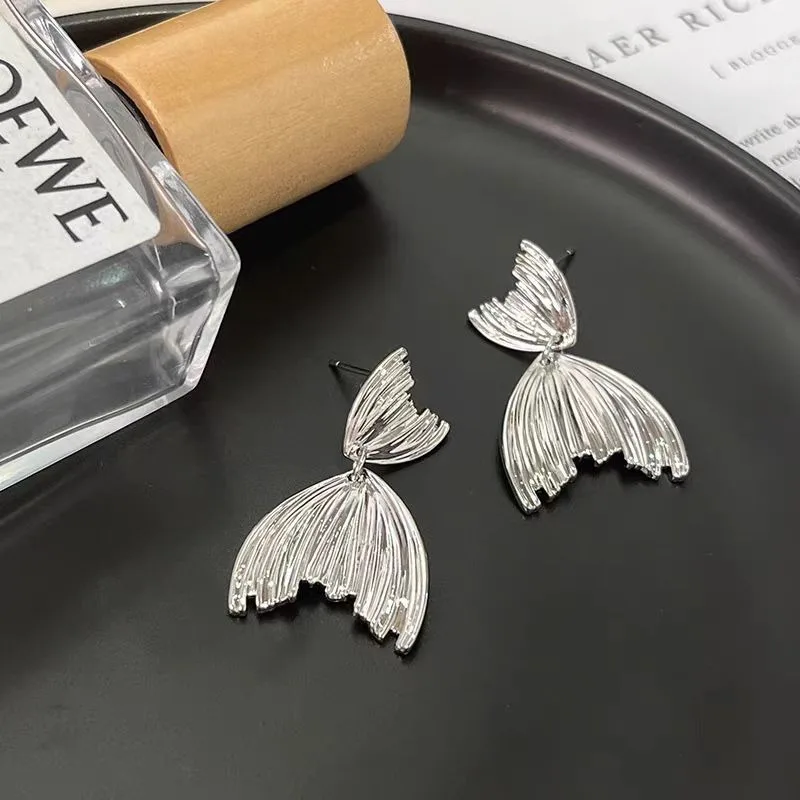 Personality Exaggerated Human Fishtail Stud Earrings Niche Design Silver Needle Earrings Light Luxury High-end Autumn and Winter
Personality Exaggerated Human Fishtail Stud Earrings Niche Design Silver Needle Earrings Light Luxury High-end Autumn and Winter