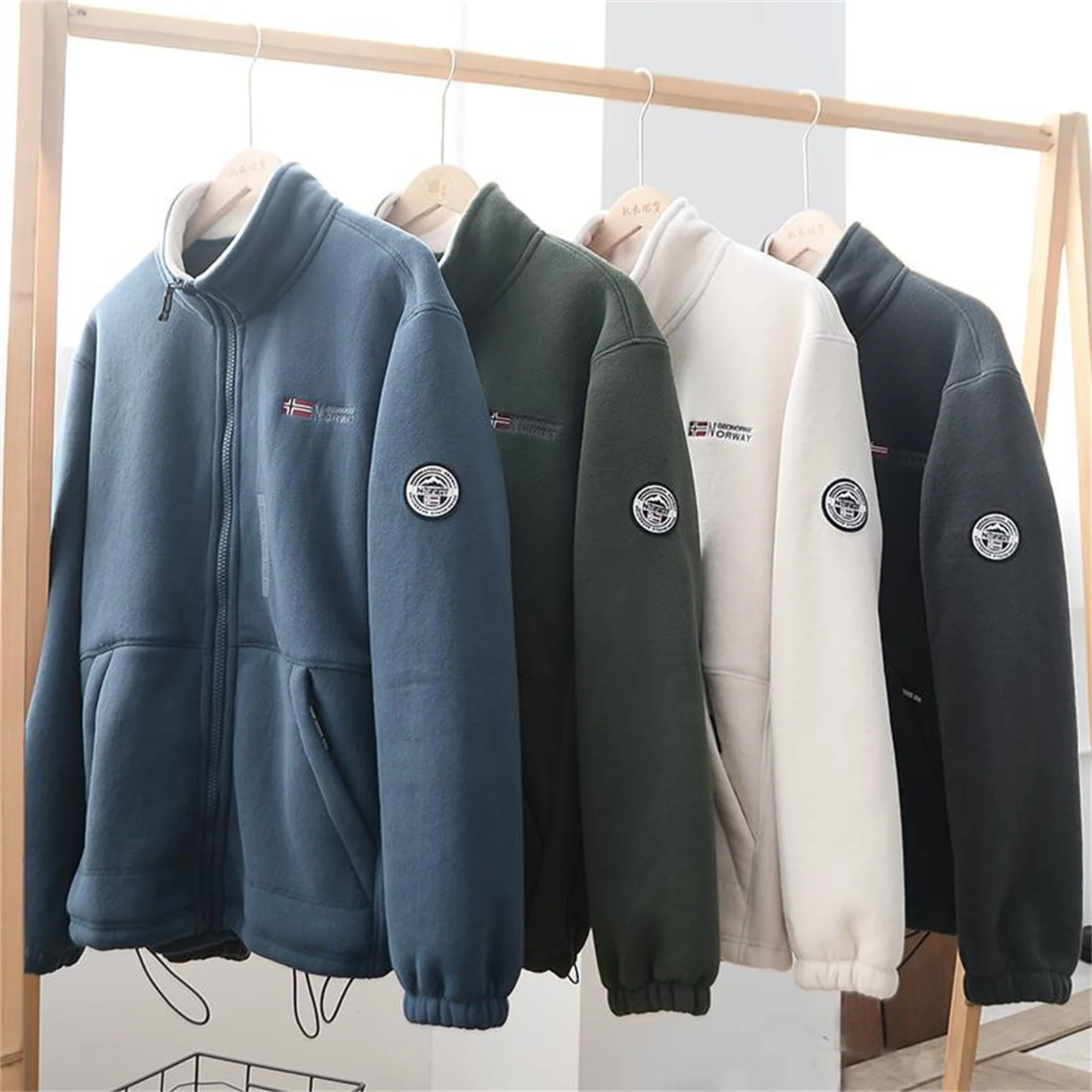 Winter Polar Fleece Jacket Men And Women's Standing Collar Loose Casual Top Outdoor Camping Hiking Thick Thermal Fleece Coat
Winter Polar Fleece Jacket Men And Women's Standing Collar Loose Casual Top Outdoor Camping Hiking Thick Thermal Fleece Coat