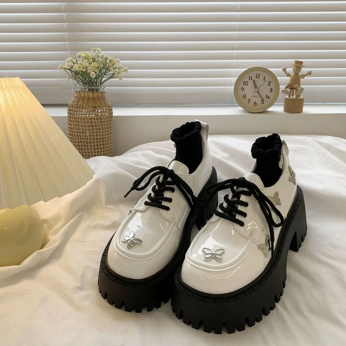 Butterfly Design Women's Loafers in Glossy Patent Leather Lace-Up Detail Chunky Block Heel Thick Sole Preppy UK Style
Butterfly Design Women's Loafers in Glossy Patent Leather Lace-Up Detail Chunky Block Heel Thick Sole Preppy UK Style