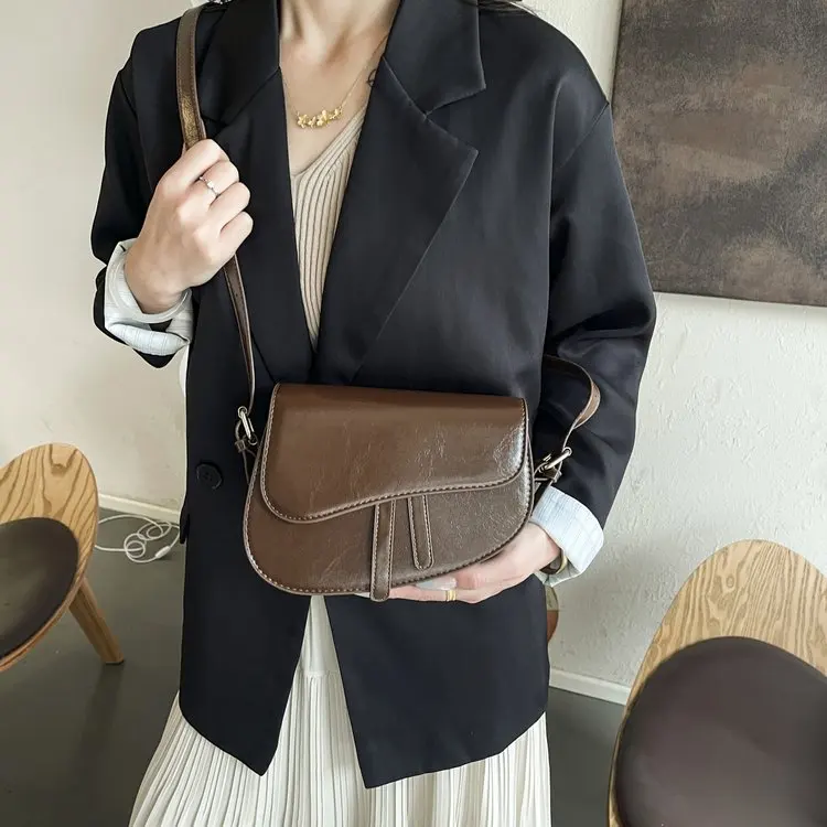 New 924 Cover Diagonal Span Handbag Women's Retro Literary and Simple Messenger Bag Shoulder Bag Niche Bag
New 924 Cover Diagonal Span Handbag Women's Retro Literary and Simple Messenger Bag Shoulder Bag Niche Bag