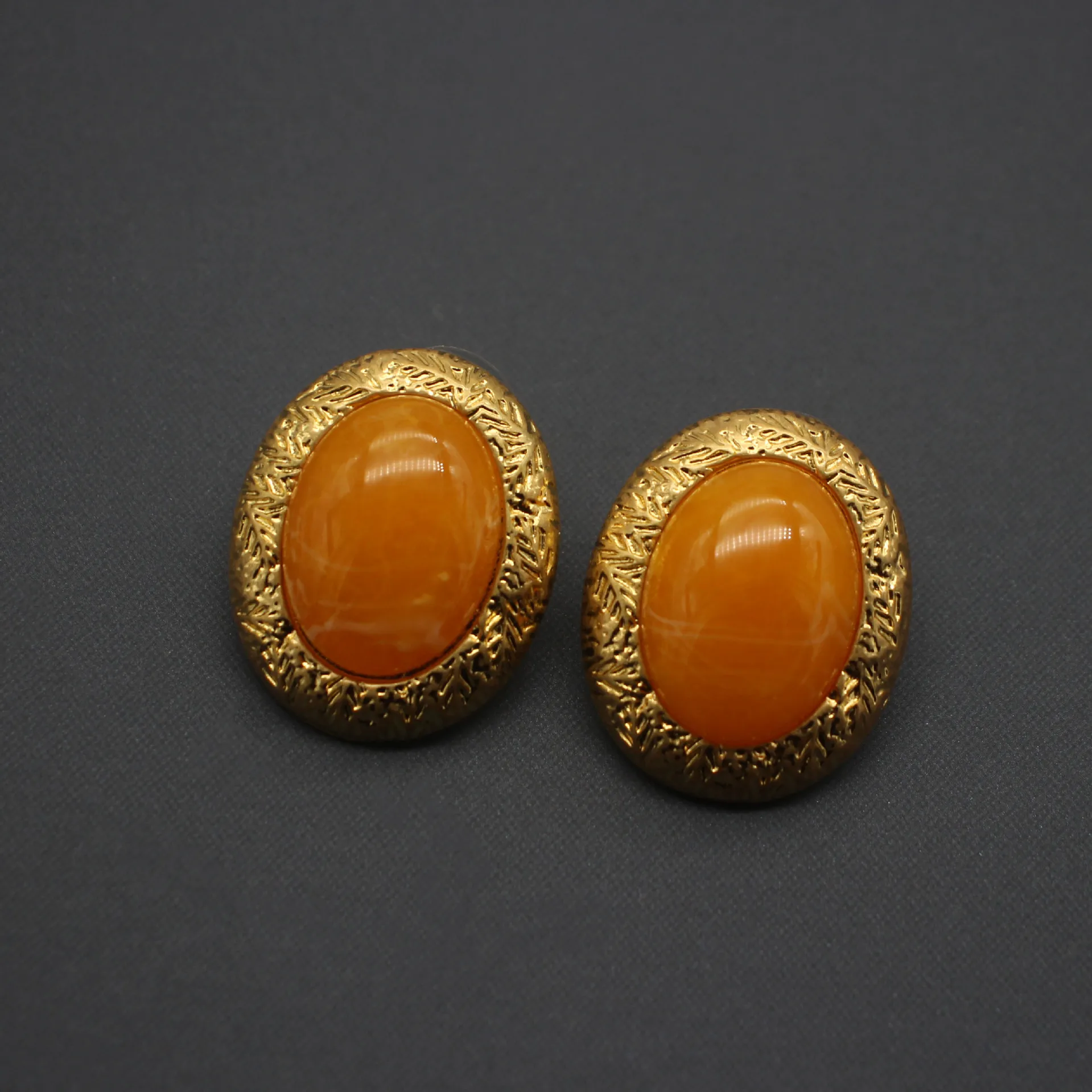 European and American fashion Vintage yellow cloud patterned glass labeled earrings
European and American fashion Vintage yellow cloud patterned glass labeled earrings
