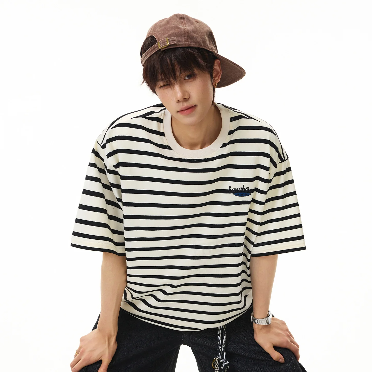 TFETTERS 2026 Summer Vintage Men T-Shirt Loose Fit Half Sleeve Striped Letter Embroidery O Neck Streetwear Baggy Tshirt for Man
TFETTERS 2026 Summer Vintage Men T-Shirt Loose Fit Half Sleeve Striped Letter Embroidery O Neck Streetwear Baggy Tshirt for Man