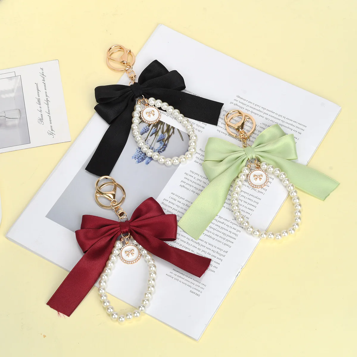 Fashion Ribbon Big Bow Keychain Cute Pearl Chain Accessories Bag Pendant Women DIY Pendant Girl Gift
Fashion Ribbon Big Bow Keychain Cute Pearl Chain Accessories Bag Pendant Women DIY Pendant Girl Gift